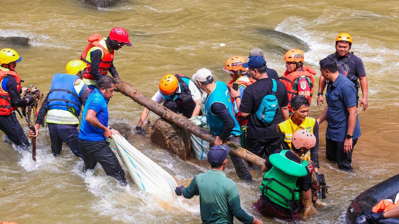 Bersih-bersih Ciliwung, 1,2 Ton Sampah Diangkat dalam 2 Jam