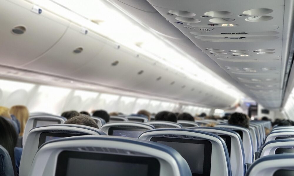 Tips Jaga Tubuh Tetap Fit saat Naik Pesawat