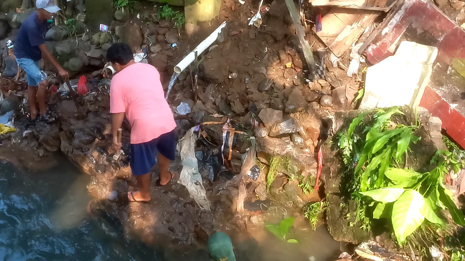 Tebing di Belakang Eks Pabrik Tahu di Ciparigi Longsor