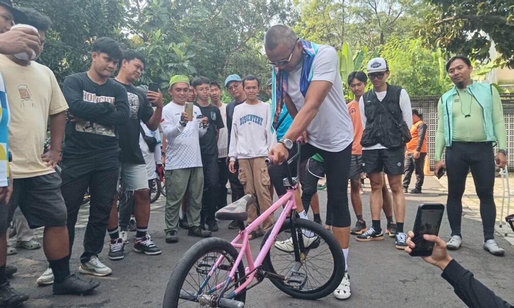 Jenal Mutaqin Gowes Bareng Komunitas, Soroti Parkir Liar di Jalur Sepeda
