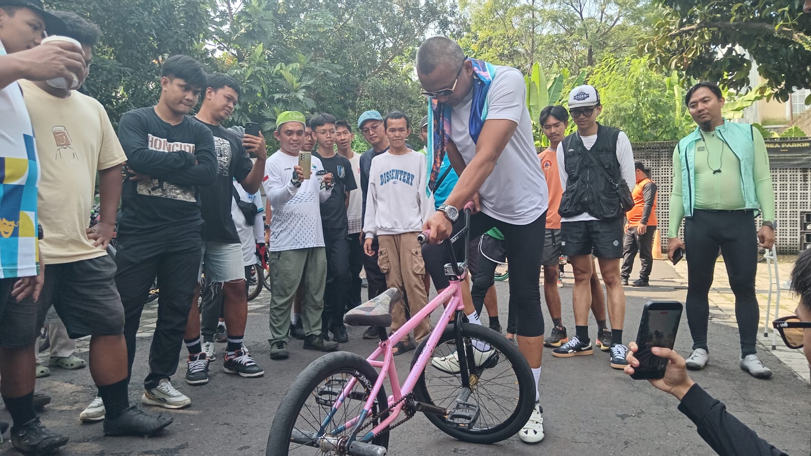 Jenal Mutaqin Gowes Bareng Komunitas, Soroti Parkir Liar di Jalur Sepeda