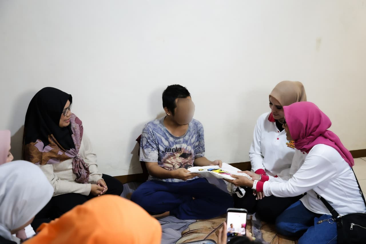 Ketua YKI Yantie Rachim Tinjau Kondisi 2 Pasien Kanker 