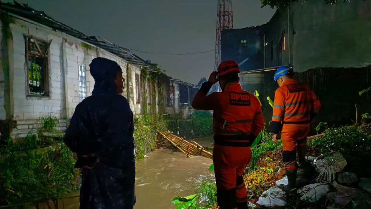Jembatan Kayu di Sukaresmi Putus Akibat Luapan Kali Pasangrahan