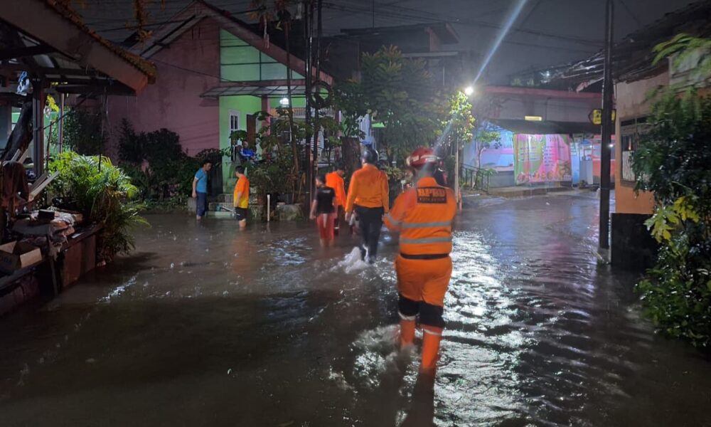 Hujan Deras, Banjir Rendam Puluhan Rumah Warga di Kebonpedes