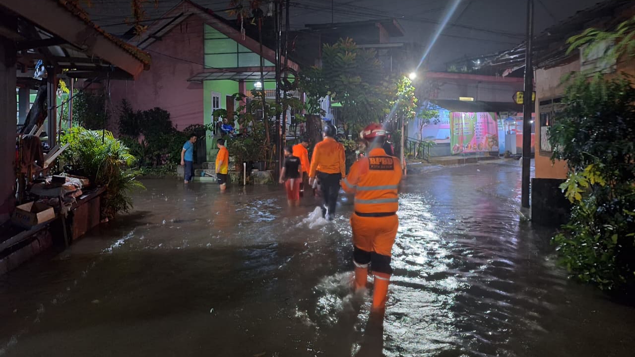 Hujan Deras, Banjir Rendam Puluhan Rumah Warga di Kebonpedes