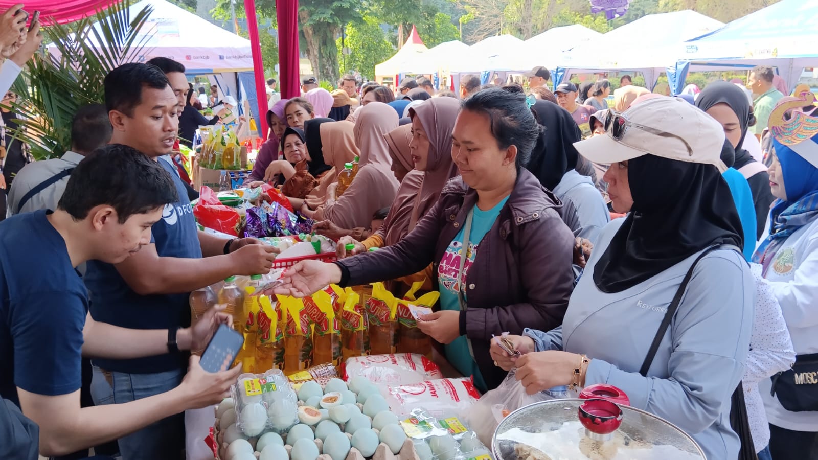 Gerakan Pangan Murah di Sempur Diserbu Warga, ASN Diminta Ikut Belanja