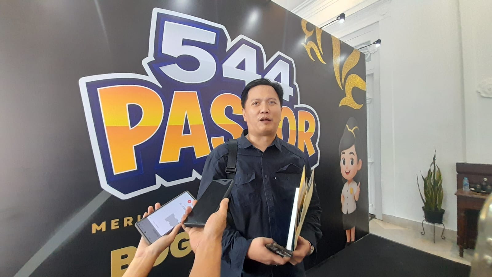 Urus Paspor di Balai Kota, Warga Bogor Ini Dapat Paspor Gratis
