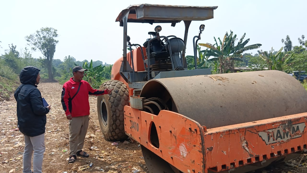 Aki Alat Berat Dinas PUPR Raib saat Pekerjaan Trase di Kayumanis