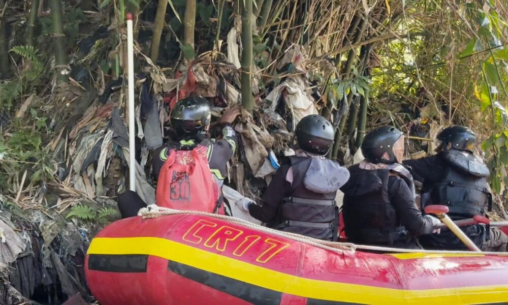 Peringati HJB ke 544, Bapperida dan Perumda Tirta Pakuan Bebersih Sungai Cisadane