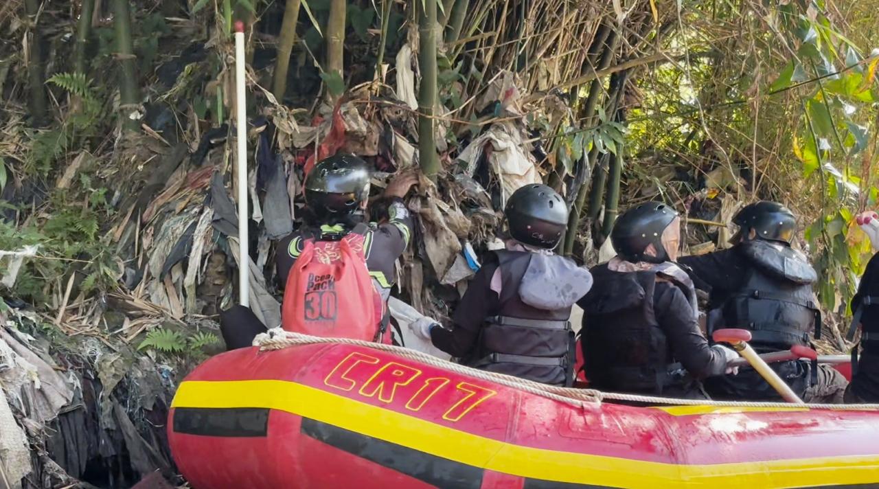 Peringati HJB ke 544, Bapperida dan Perumda Tirta Pakuan Bebersih Sungai Cisadane