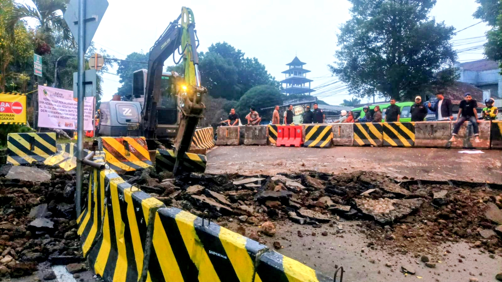 Leuweung Batutulis Mulai Dibangun, Akses Sementara Motor Ditutup