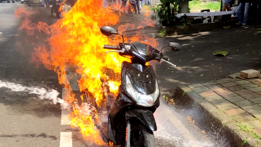 Motor Mendadak Terbakar di Jalan Pajajaran saat Menuju Bengkel