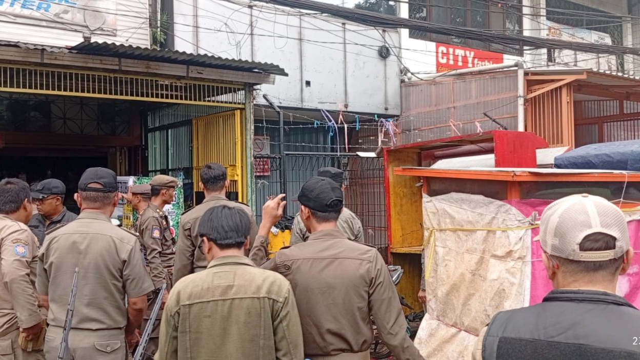Satpol PP Tertibkan PKL di Jalan Dewi Sartika, 15 Gerobak Diamankan