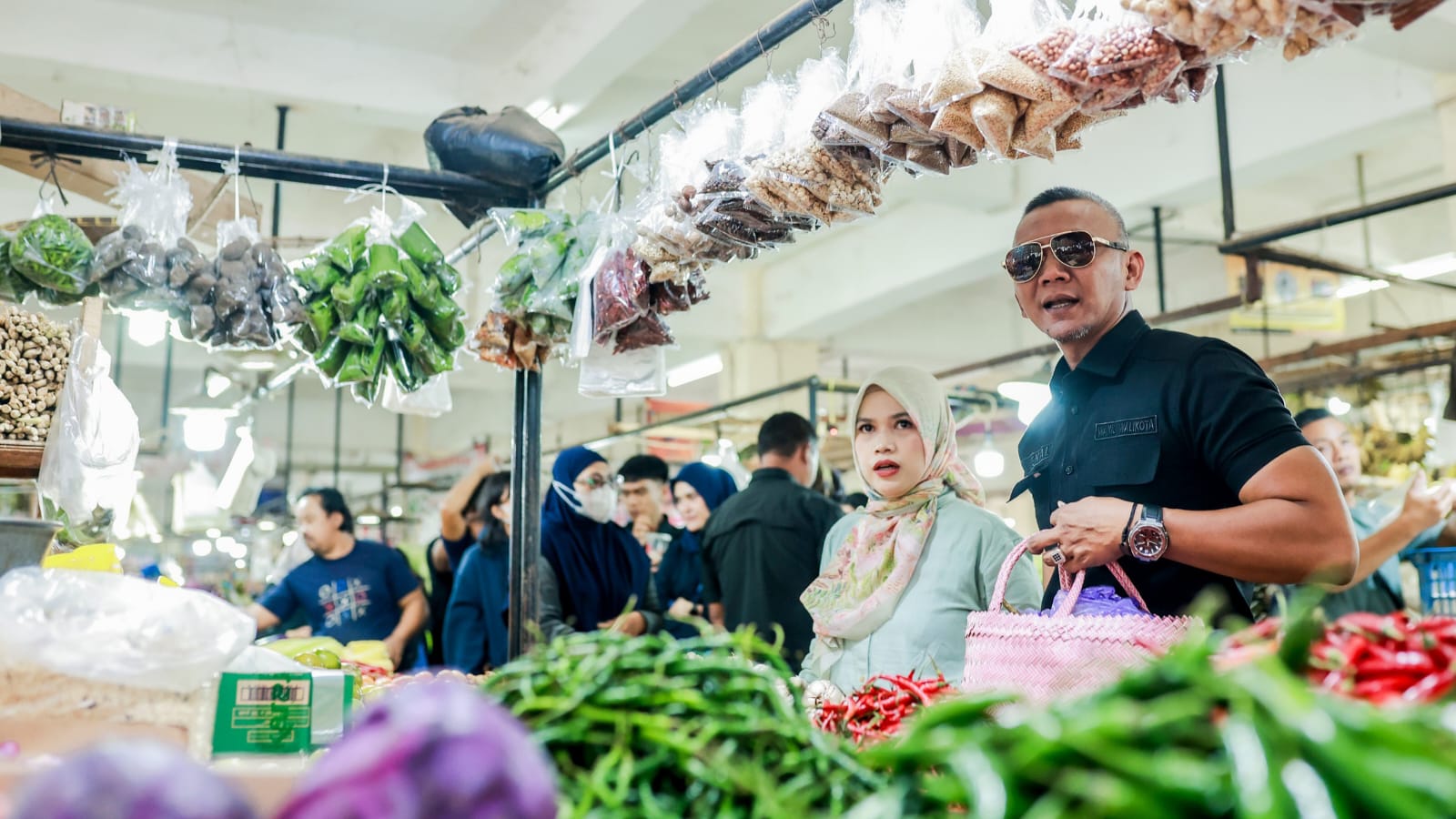 Saat Jenal Mutaqin Bersama Keluarga Belanja dan Kuliner di Pasar Jambu Dua
