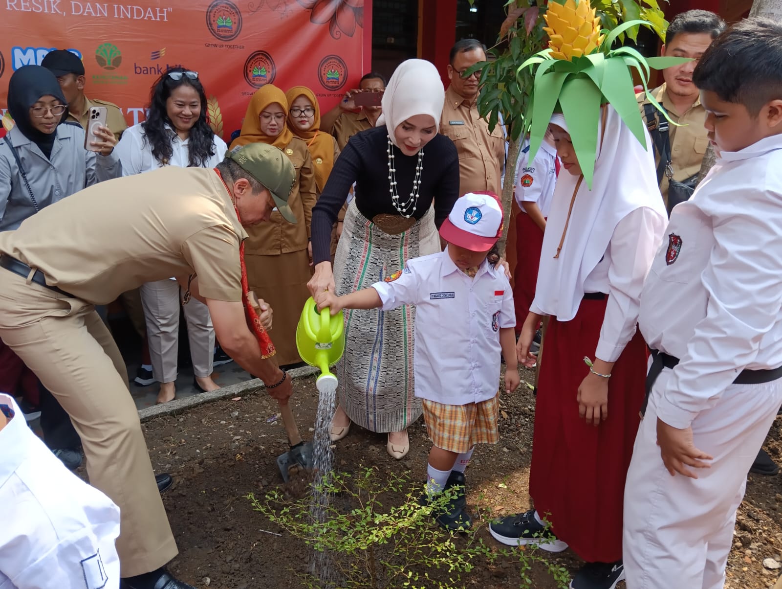 Penutupan MPLS, Dedie Rachim Tanam Pohon Bareng Siswa SDN Gunung Batu 2