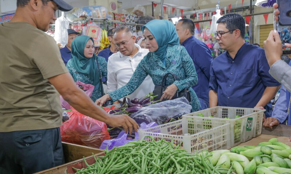 Yantie Rachim Ajak Warga Berbelanja di Pasar Jambu Dua, Dukung Ekonomi Lokal