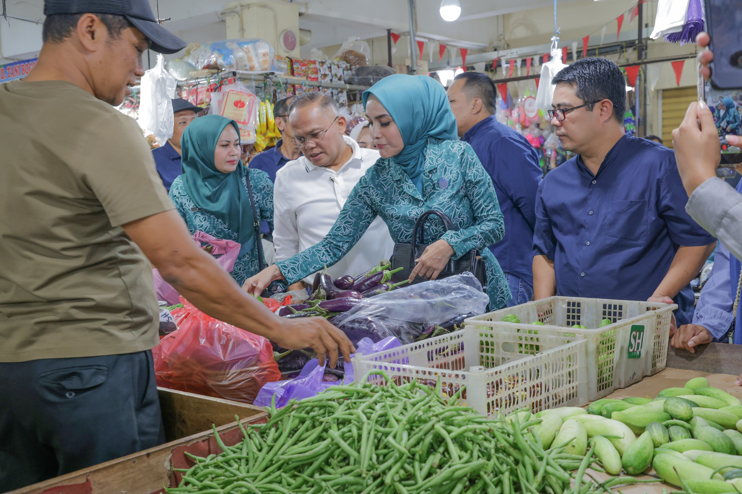 Yantie Rachim Ajak Warga Berbelanja di Pasar Jambu Dua, Dukung Ekonomi Lokal