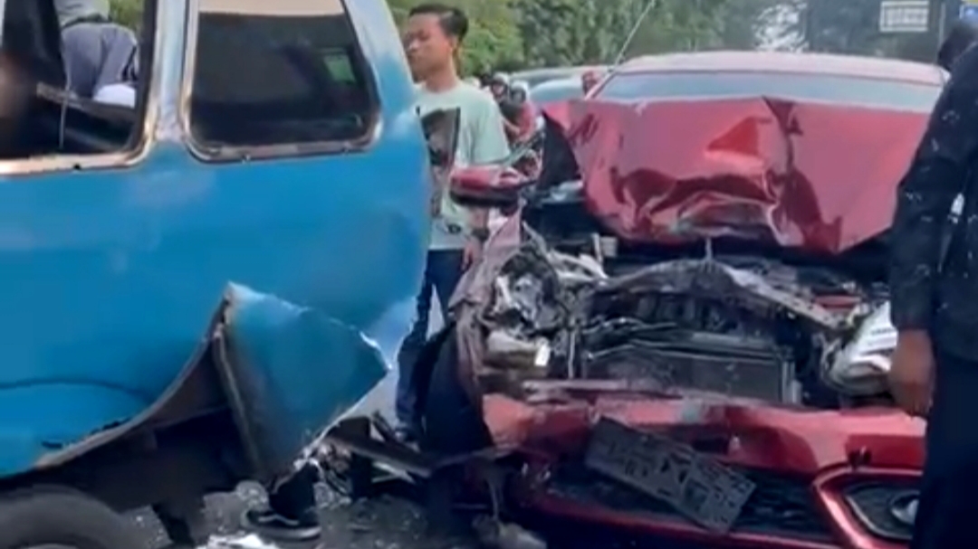 6 Kendaraan Terlibat Kecelakaan Beruntun di Perlintasan Kereta Kebon Pedes
