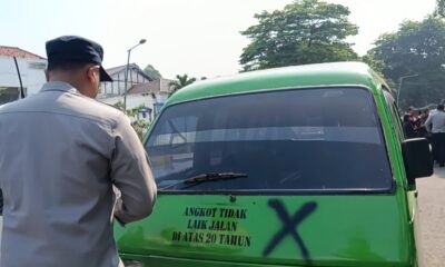 Belasan Angkot Usia di Atas 20 Tahun di Kota Bogor Disemprot Cat