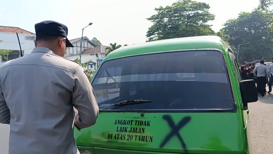 Belasan Angkot Usia di Atas 20 Tahun di Kota Bogor Disemprot Cat