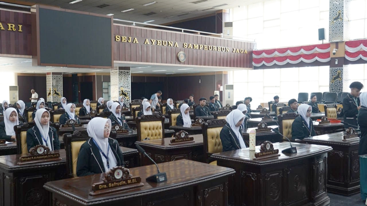 Saat Siswa SMAIT Ummul Quro Menimba Ilmu di DPRD Kota Bogor 