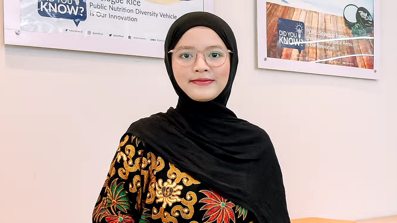 Keterbatasan Bukan Penghalang, Aulia Nurul Hikmah jadi Lulusan Terbaik IPB University