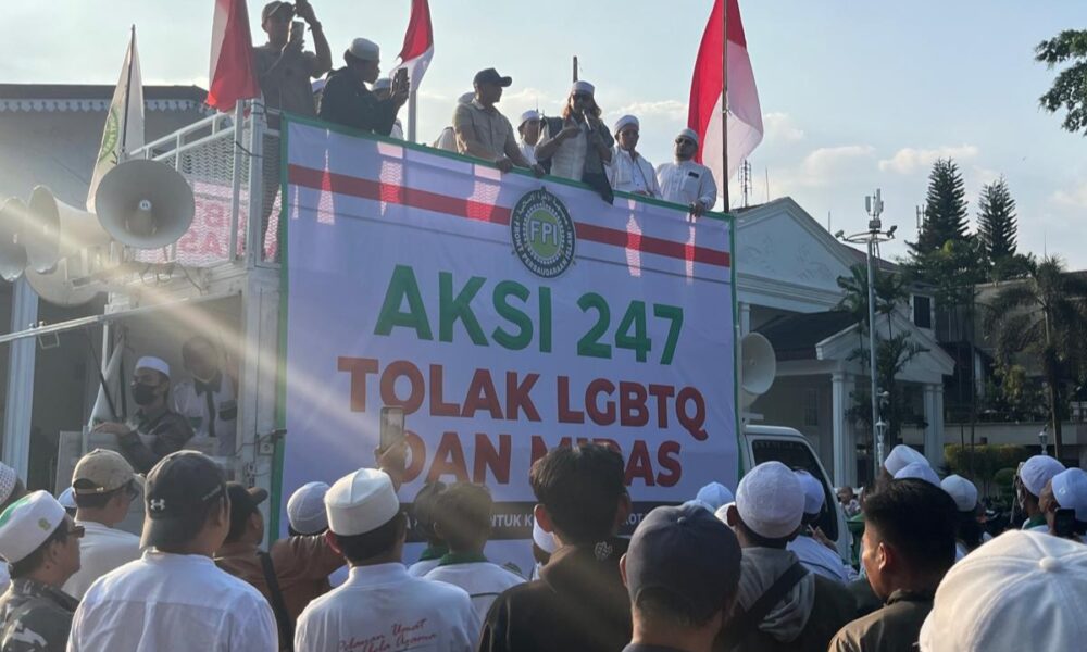 Ratusan Massa Gelar Aksi Tolak LGBTQ dan Miras di Balai Kota Bogor