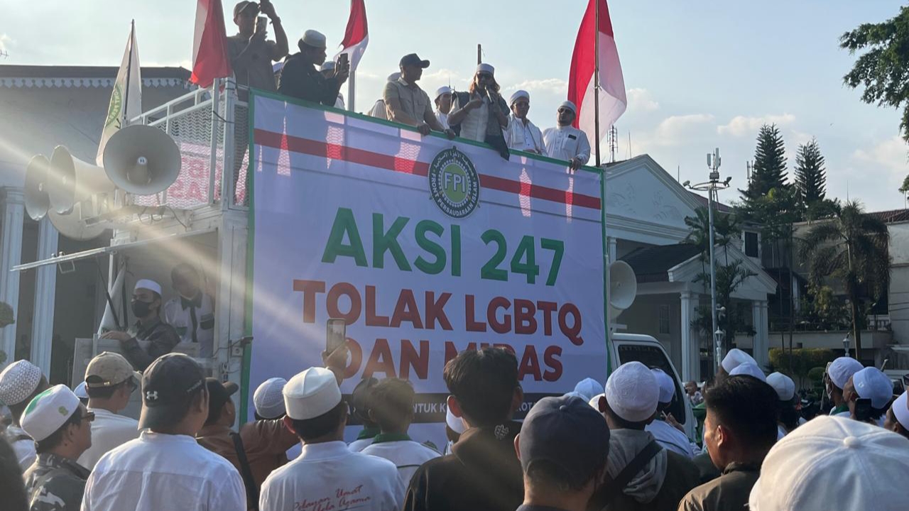 Ratusan Massa Gelar Aksi Tolak LGBTQ dan Miras di Balai Kota Bogor