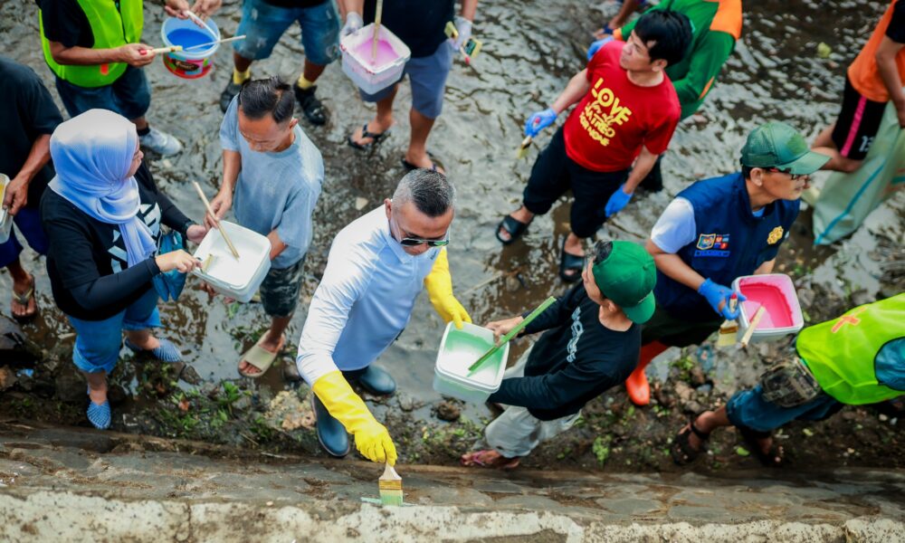 Komunitas Lintas Agama Ramai-ramai Bebersih Sungai Cibalok
