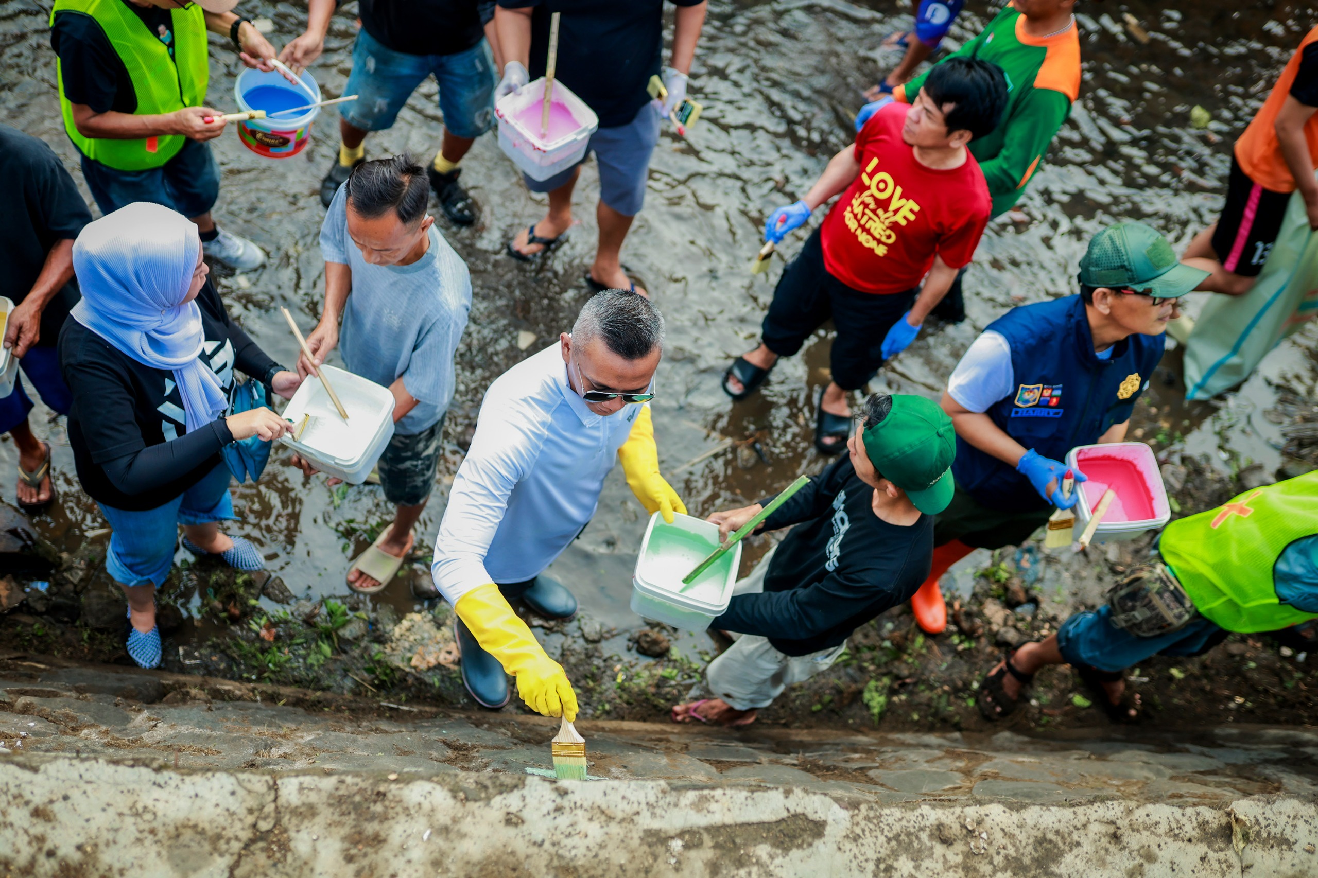 Komunitas Lintas Agama Ramai-ramai Bebersih Sungai Cibalok
