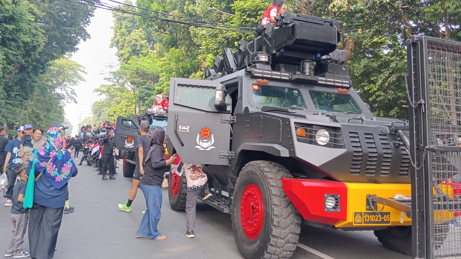 Kendaraan Taktis dan Tempur jadi Magnet Warga dalam Kirab Merah Putih