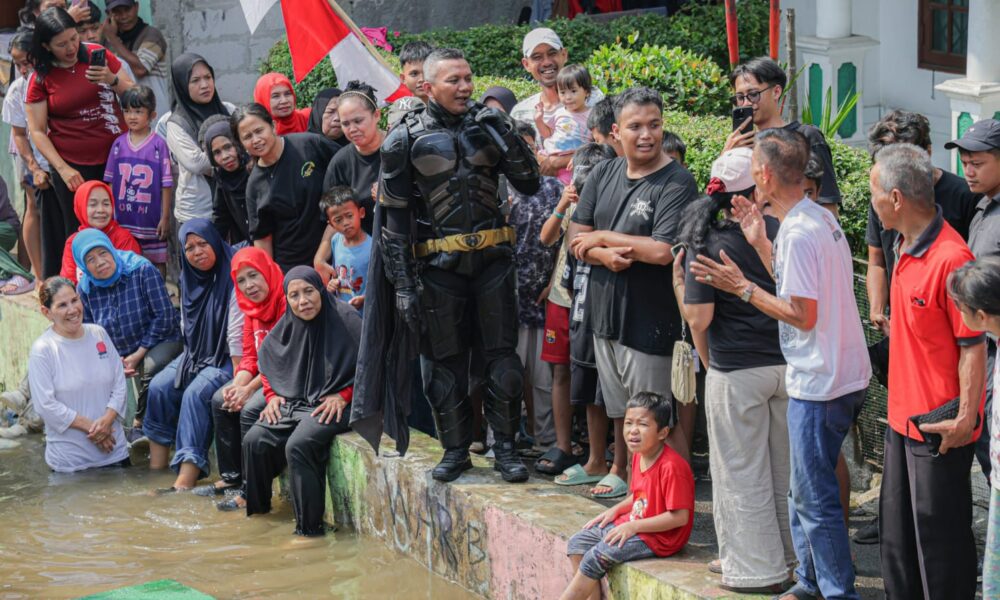 Berkostum Batman, Wawalkot Jenal Mutaqin Ikut Lomba Ninja Warrior Bareng Warga Warban