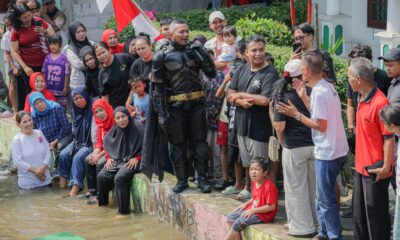 Berkostum Batman, Wawalkot Jenal Mutaqin Ikut Lomba Ninja Warrior Bareng Warga Warban