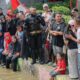 Berkostum Batman, Wawalkot Jenal Mutaqin Ikut Lomba Ninja Warrior Bareng Warga Warban