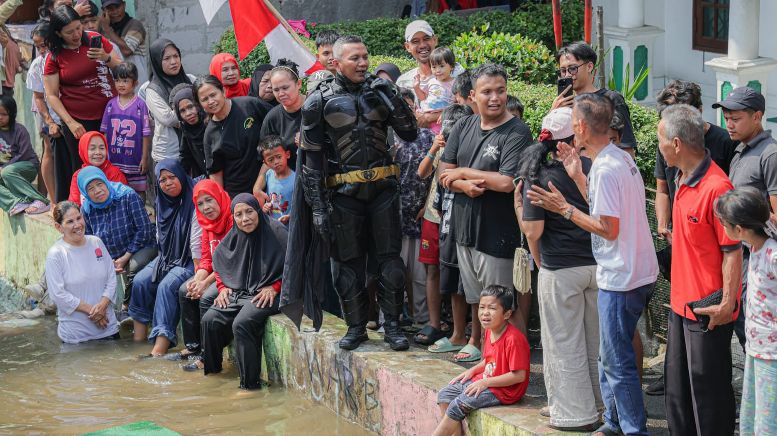 Berkostum Batman, Wawalkot Jenal Mutaqin Ikut Lomba Ninja Warrior Bareng Warga Warban