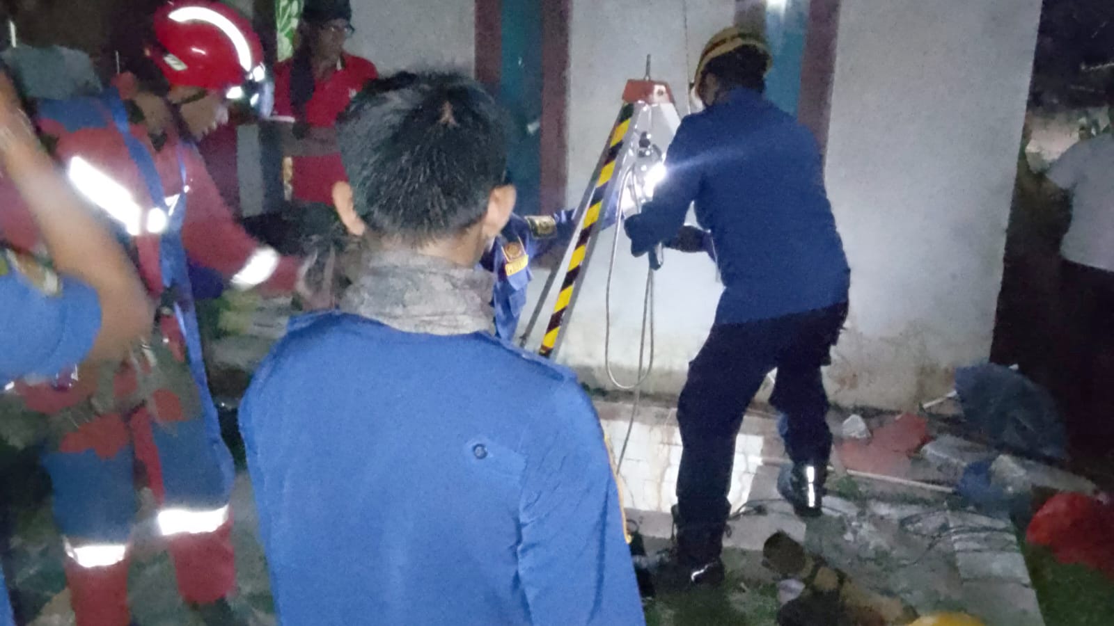 Tercebur ke Sumur Sedalam 17 Meter, Wanita di Parung Dievakuasi Selamat
