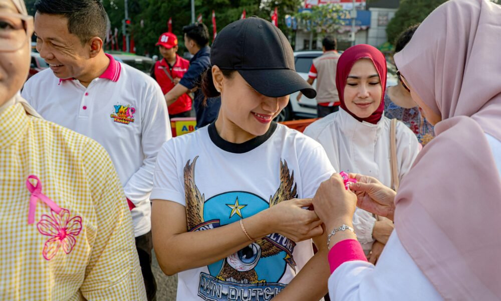 Sebar Pita Pink di Tugu Kujang, YKI Kampanyekan #BogorSahabatKanker