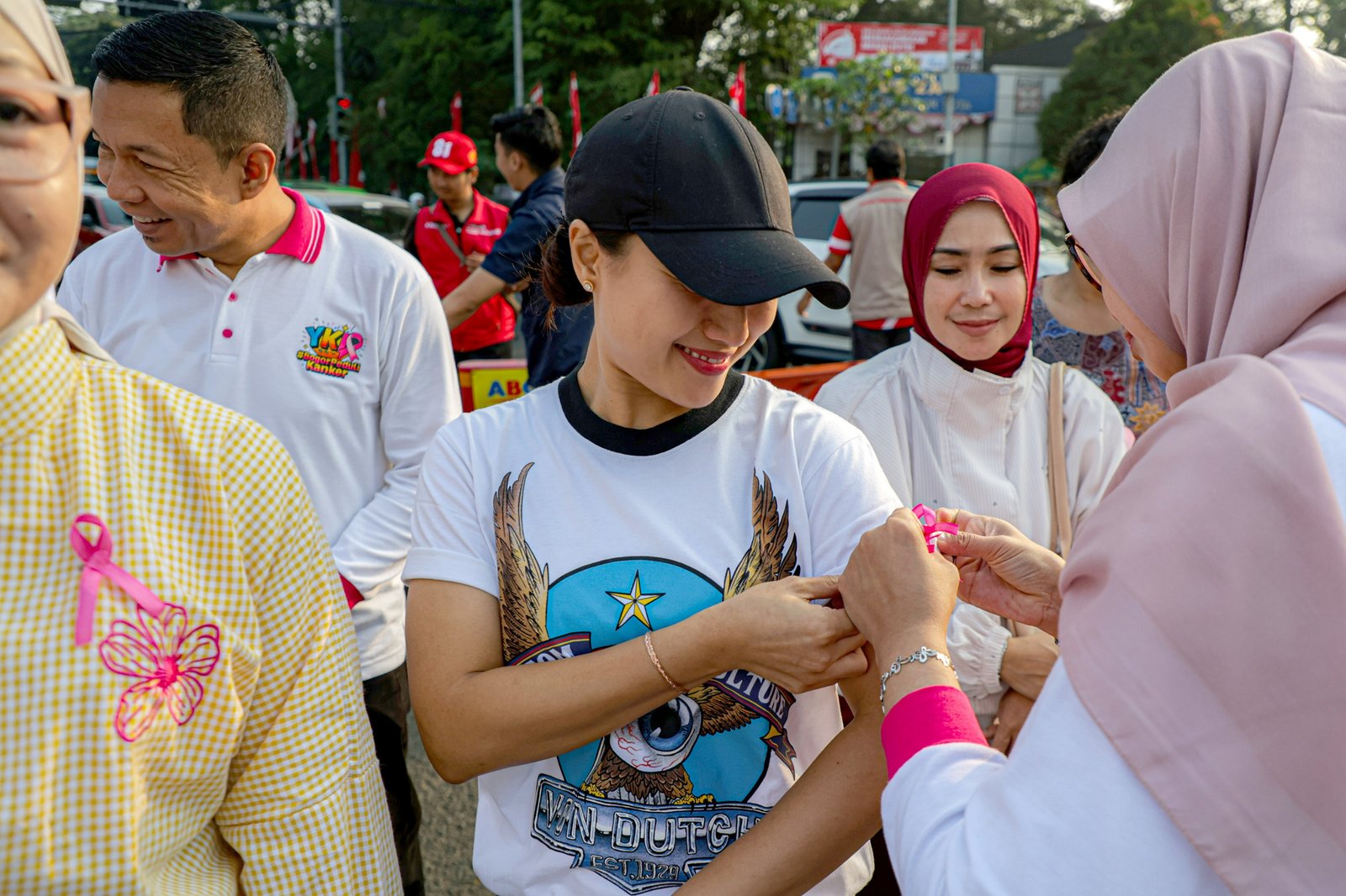 Sebar Pita Pink di Tugu Kujang, YKI Kampanyekan #BogorSahabatKanker