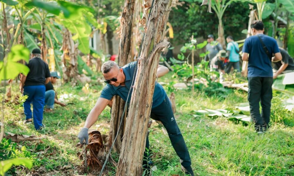 Warga Bogor Timur Ramai-ramai Kerja Bakti di Calon Lahan TPU