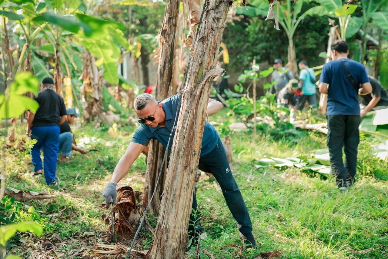 Warga Bogor Timur Ramai-ramai Kerja Bakti di Calon Lahan TPU
