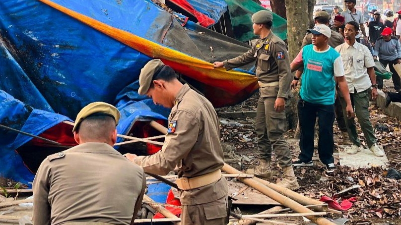 Satpol PP Tertibkan Puluhan PKL di Jalan Raya Cifor Bubulak
