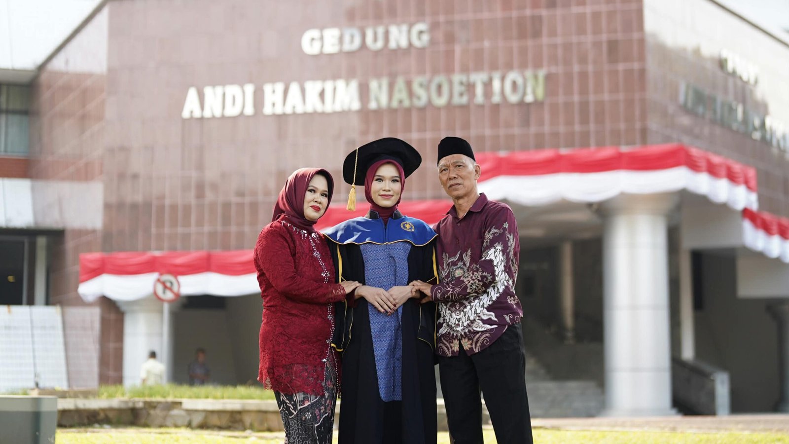 Perjuangan Ngatino, Pegawai Toko Material yang Antarkan Anak jadi Lulusan Terbaik IPB University