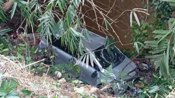 Taksi Online Terperosok ke Jurang di Jalan Raya Cilebut