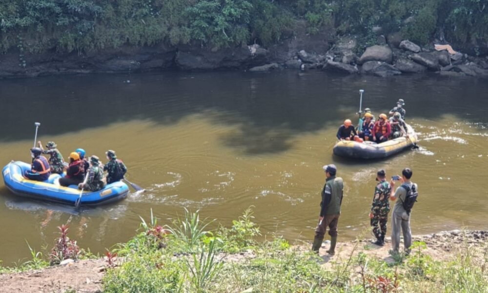 Cegah Pencemaran, DLH Susur Sungai Cileungsi Bogor