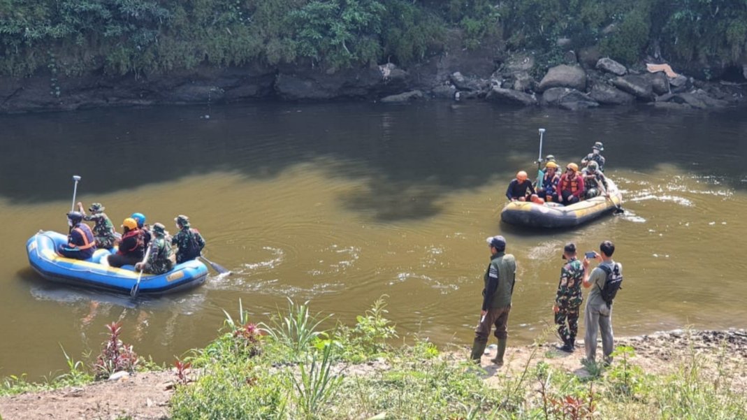 Cegah Pencemaran, DLH Susur Sungai Cileungsi Bogor