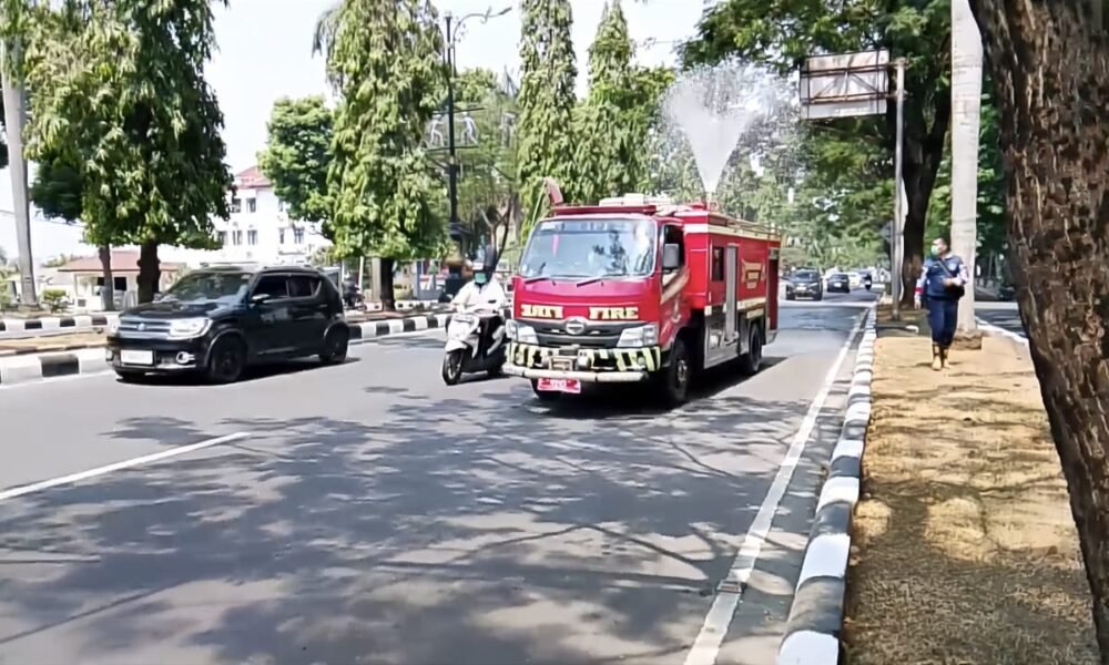 Antisipasi Abu Vulkanik, Damkar Kabupaten Bogor Semprot Jalan di 11 Wilayah
