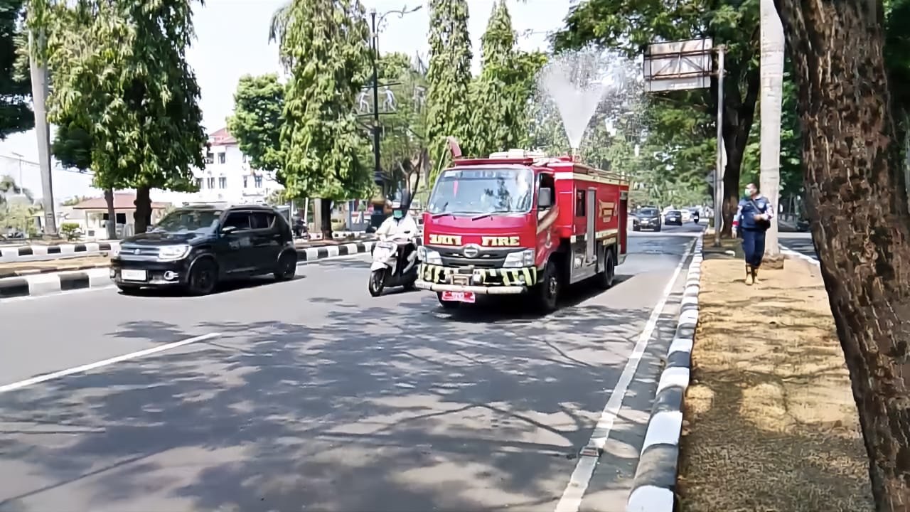 Antisipasi Abu Vulkanik, Damkar Kabupaten Bogor Semprot Jalan di 11 Wilayah