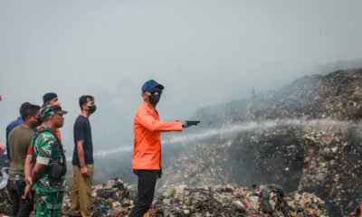 Petugas Berjibaku Padamkan Kebakaran TPAS Galuga Bogor