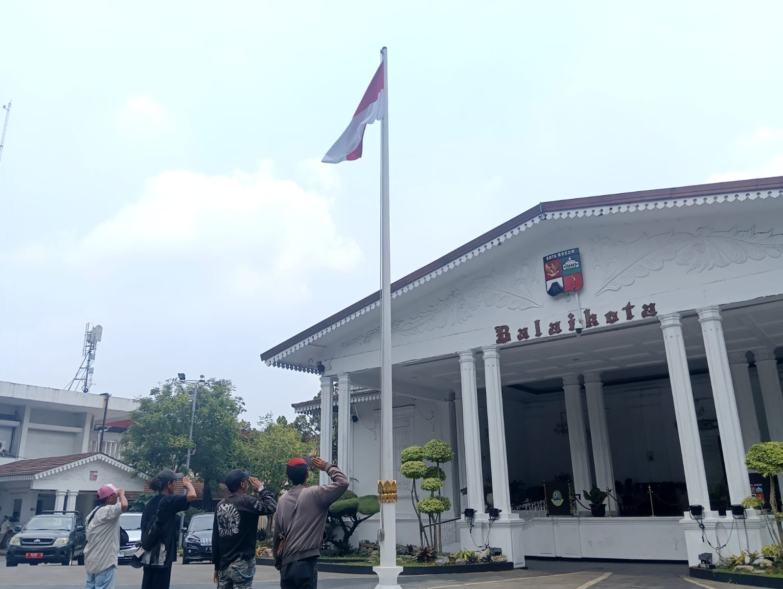 4 Pengamen di Angkot Kota Bogor Diberi Sanksi Hormat Bendera