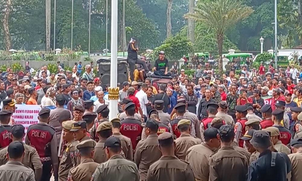 Demo di Balaikota Bogor, Sopir Angkot Tuntut Mobil Tua Tetap Operasi